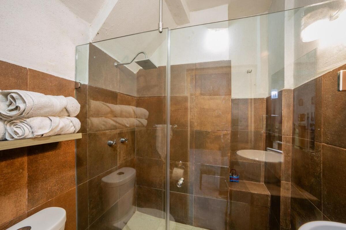 Colonial Charm Private With Bathroom